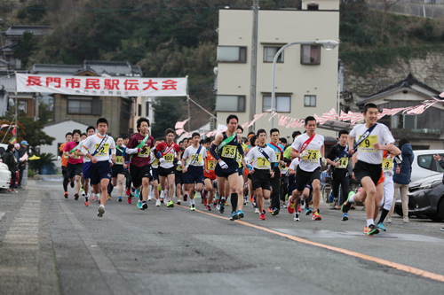 通大湊交差点をスタートする一般男子・中学高校女子の部の選手