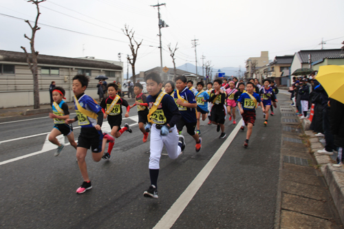 一般女子・小学生の部は八坂神社前をスタート