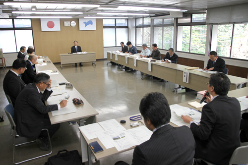 委員10人とオブザーバー3人が出席して開催された