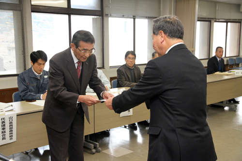大西市長から委員に委嘱状が交付される