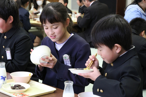 くじらの竜田揚げを味わう児童たち