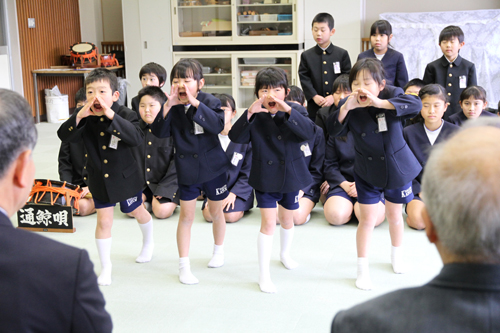 「鯨が来たぞー」と声を上げる、1年生の「叫り賞歩（たけりしょうぶ）」の後に鯨唄が披露された