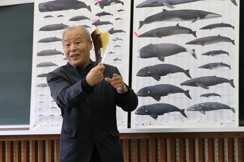 くじら資料館の早川館長から鯨の生態が紹介される