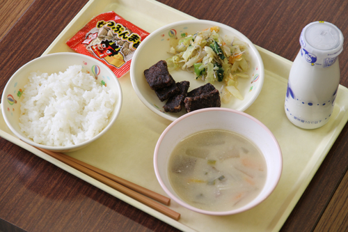この日は長門市・下関市の全90ヵ所で、給食に「くじらの竜田揚げ」が提供された