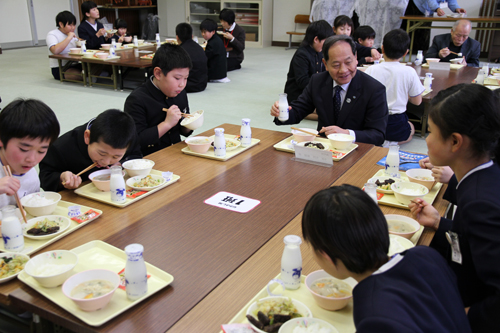 大西市長も児童と一緒に給食を楽しむ