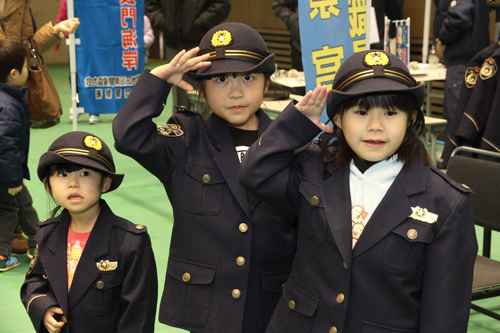 警察官の制服を着て、ポーズを決める