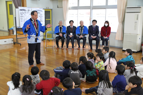 大西市長は「今日は鯨にしっかり感謝して、大きく、元気になりますという気持ちで味わってほしい」とあいさつ