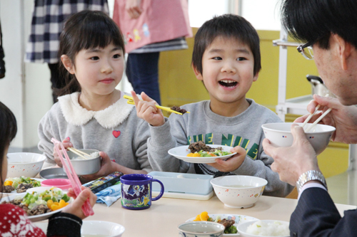 笑顔で会話を楽しみながら竜田揚げを味わった