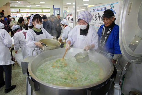 イワシクジラの皮8ｋｇを使い、350食分を提供