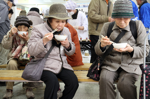 「おいしい」「体が温まる」と来場者に好評