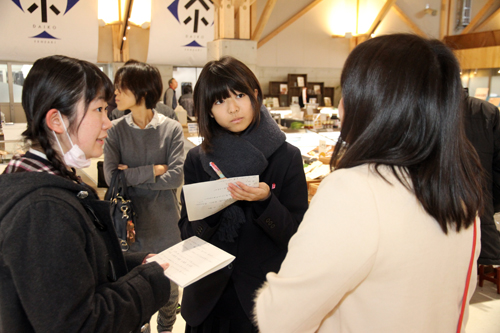 来場者にアンケート調査を行う大津緑洋高校の生徒