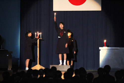 ろうそくを片手に大きな声で自分の目標や志を発表
