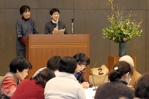 試食会に持ち寄った自慢の一品を紹介する生産者