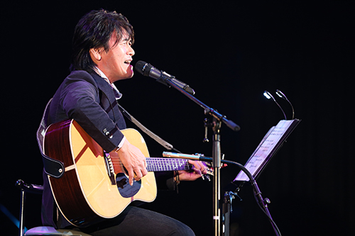 室崎和之さんはアコースティックギターで弾き語りを披露
