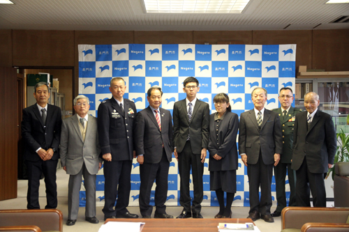 自衛隊の入隊予定者を囲んで記念撮影