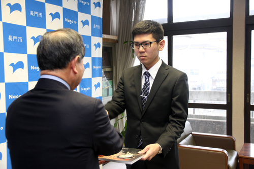 市長より記念品（金子みすゞ詩集）を贈呈