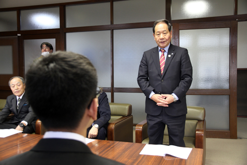 「国防の意識を持ち、しっかりと頑張ってほしい」と激励