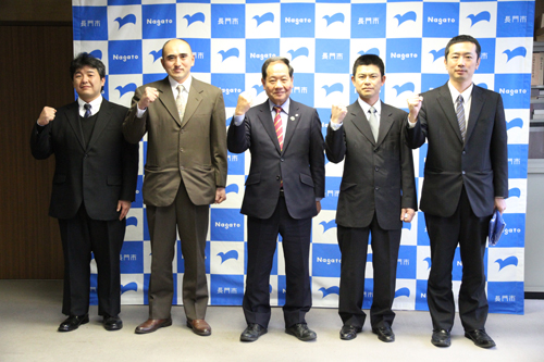 俵山TCが9年連続で全国大会出場（左から伊藤さん・福本さん・大西市長・坂田さん・本田さん）