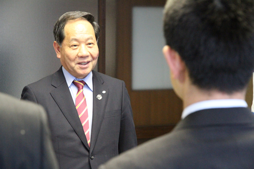 「過去最高となるベスト16以上を目指して頑張ってください」と大西市長