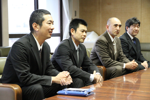 「決勝進出を目指して、チームのモットーである『あきらめない』の言葉を胸に頑張ります」と本田さん（左）