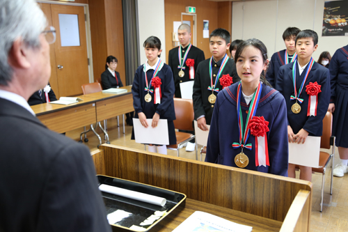 向陽小学校6年の松谷さんが代表してお礼を述べる