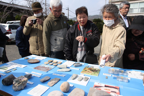 遺跡から出土した石包丁などの石器類
