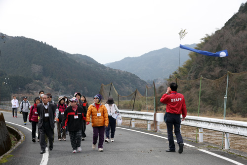 里山の風景を眺めながら全長８ｋｍの道のりを歩く