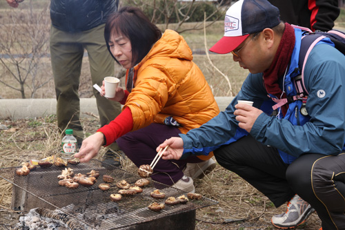 自分で採ったシイタケを焼き、自然の中でおいしくいただく