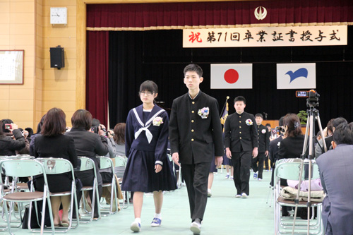 在校生に見送られて新たな一歩を踏み出す卒業生