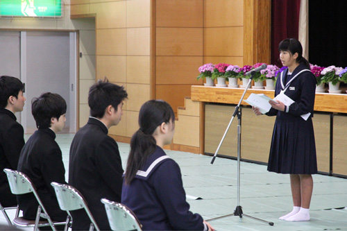 在校生を代表して大西琴葉さんが送辞を述べる