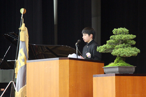 卒業生を代表して有吉祐貴さんが答辞を述べた