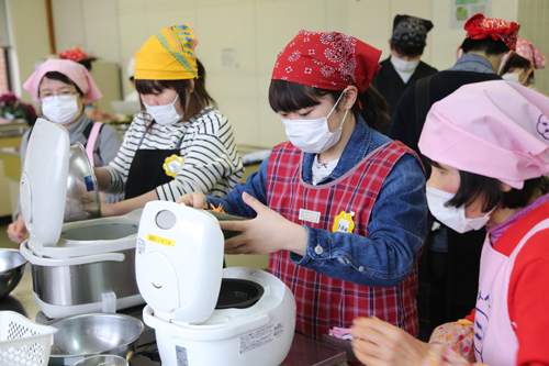 長門市食生活改善推進協議会の会員が参加者をサポート