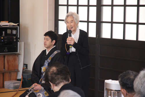 「89回目の法要を皆さんのおかげで迎えられた」と話す長女のふさえさん