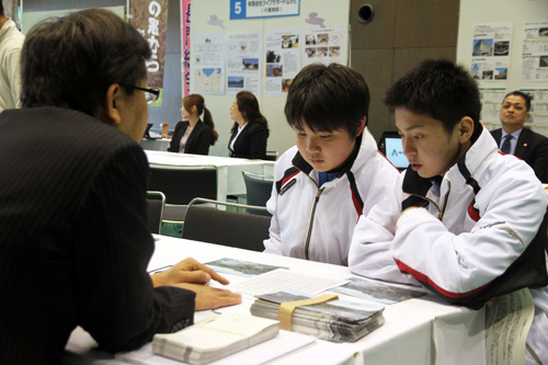 市内企業の担当者の説明を熱心に聞く学生ら