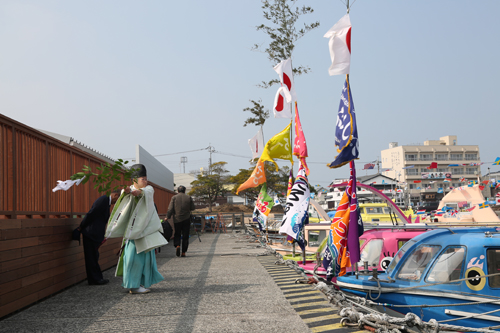 八坂神社の宮国宮司が神事を執り行う