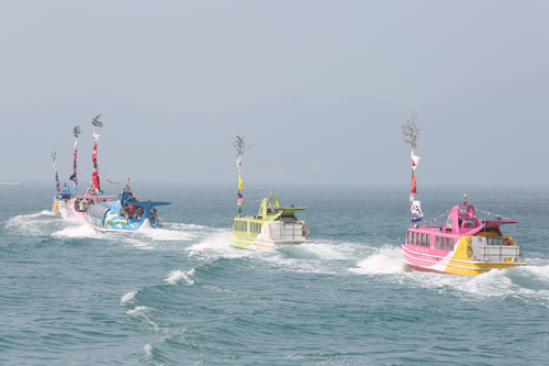 5隻の観光船によるパレードが海を彩った