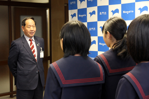 「日頃の練習の成果をいかんなく発揮してほしい」と激励