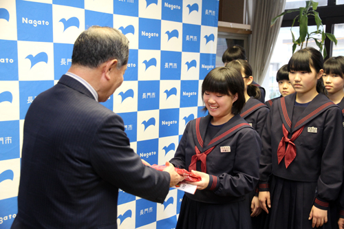 市長から激励費とＴシャツが手渡された