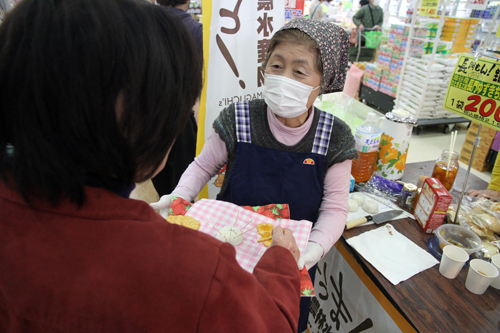 買い物客に自分たちが作った商品の試食や試飲を勧める