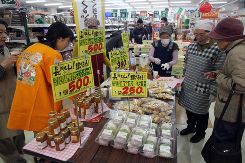 会員がつくった長門ゆずきちを使ったジャム類やかきもち、もちなどが販売された