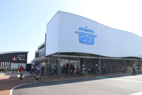 センザキッチンをスタート。この後思い思いのルートで長門市を探訪