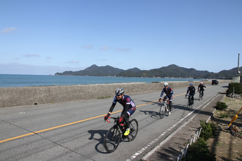 長門市の美しい海岸線沿いを走る