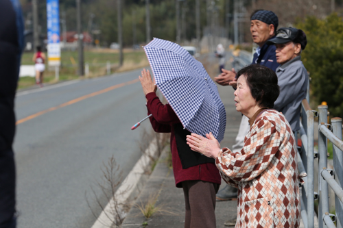 沿道からは地元住民が声援を送る