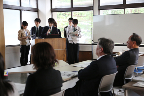 若手職員が、各分野の課題に対して政策や事業の改善策を提案する