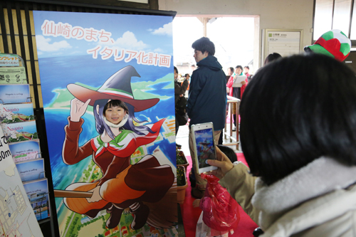 魔女「ベファーナ」になって写真が撮れる顔出しパネル