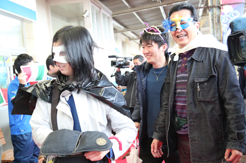 仙崎駅に到着するJRの臨時列車は、仮装した人が集う「コスプレ列車」に