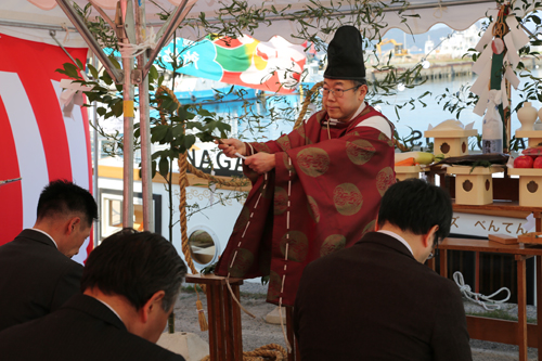 最初の運行を前に、神事が行われる