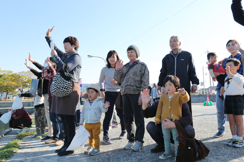 船を一目見ようと地域住民が集う