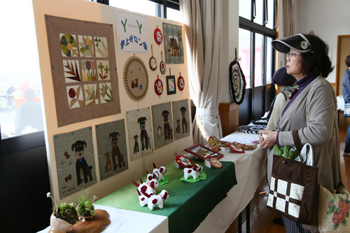 館内に展示された作品を楽しむ