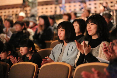 演奏が終わるたびに、来場者から拍手が送られる